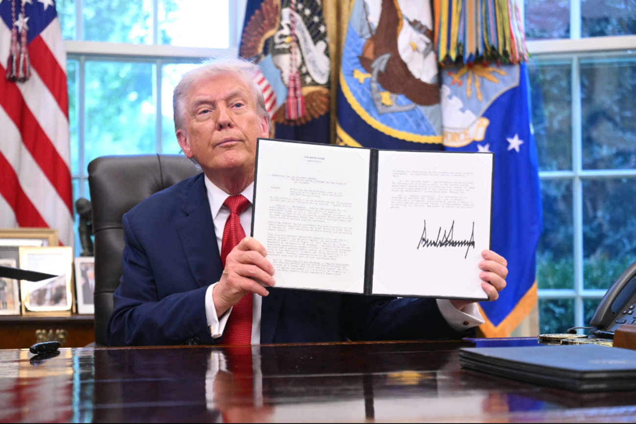 Donald Trump firmó el acuerdo en el despacho oval.