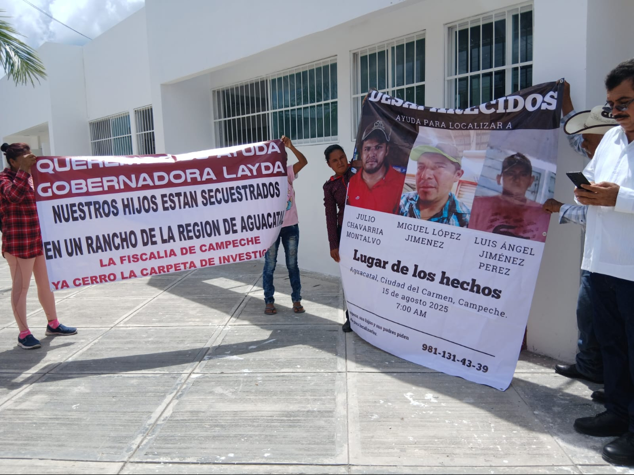 Familiares de tres hombres presuntamente secuestrados protestaron en Escárcega.
