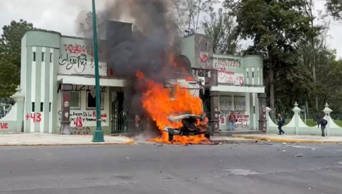 La protesta, al igual que otras manifestaciones recientes, busca presionar al gobierno federal para que entregue información clave sobre el paradero de los estudiantes