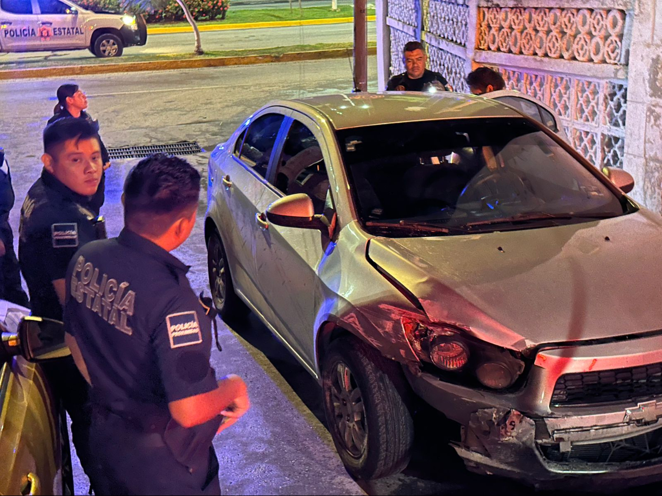 Persecución en San Francisco y San Román: joven choca casa y huye de la policía