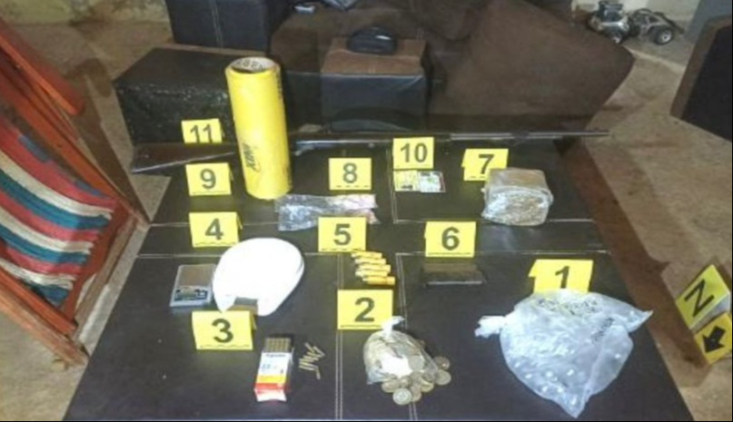 Se aseguraron drogas, dinero en efectivo, básculas, envoltorios, cargadores, cartuchos útiles y una escopeta.
