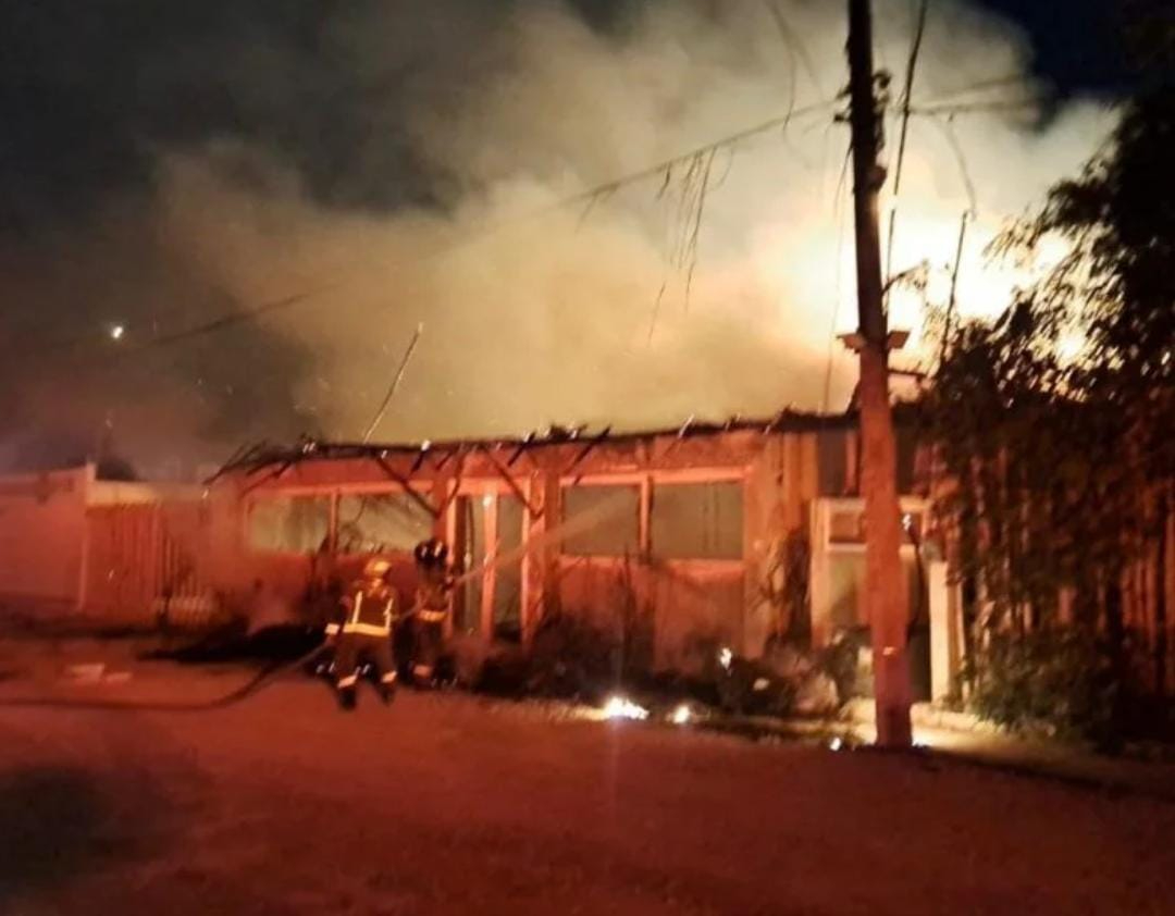 Tras poco más de una hora de intensas labores, las llamas fueron finalmente controladas gracias a la rápida intervención de los bomberos