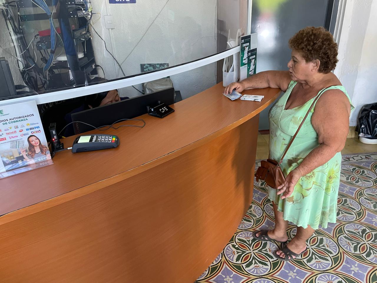 Tras varios intentos y negativas de la cajera, la mujer exigió a gritos que le recibieran el pago.