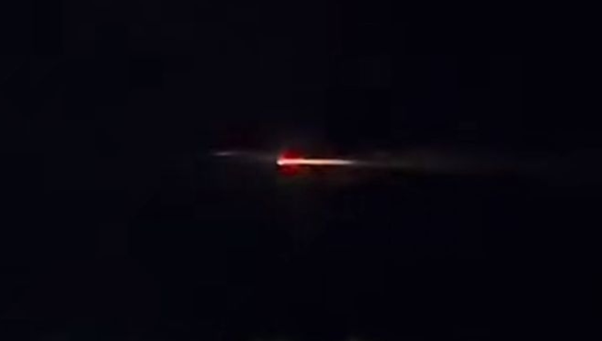 Cuando la noche transcurría con normalidad, la misteriosa luz se manifestó en el firmamento
