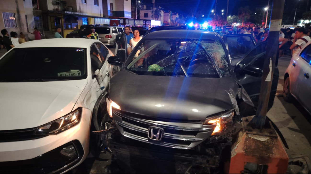 El conductor del vehículo involucrado intentó huir ingresando a un estacionamiento, donde impactó un automóvil Volkswagen Vento y una camioneta