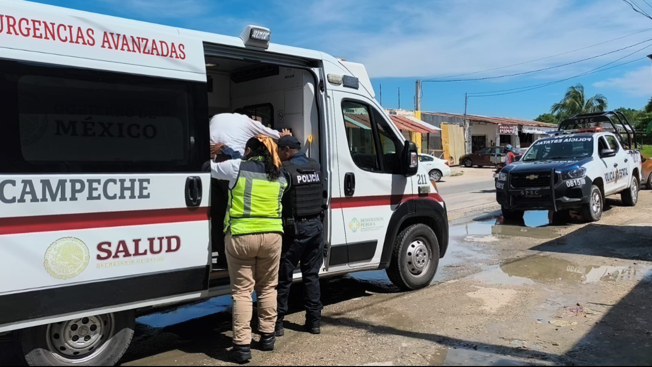 Paramédicos auxilian a motociclista que derrapó en carretera antigua a Mérida