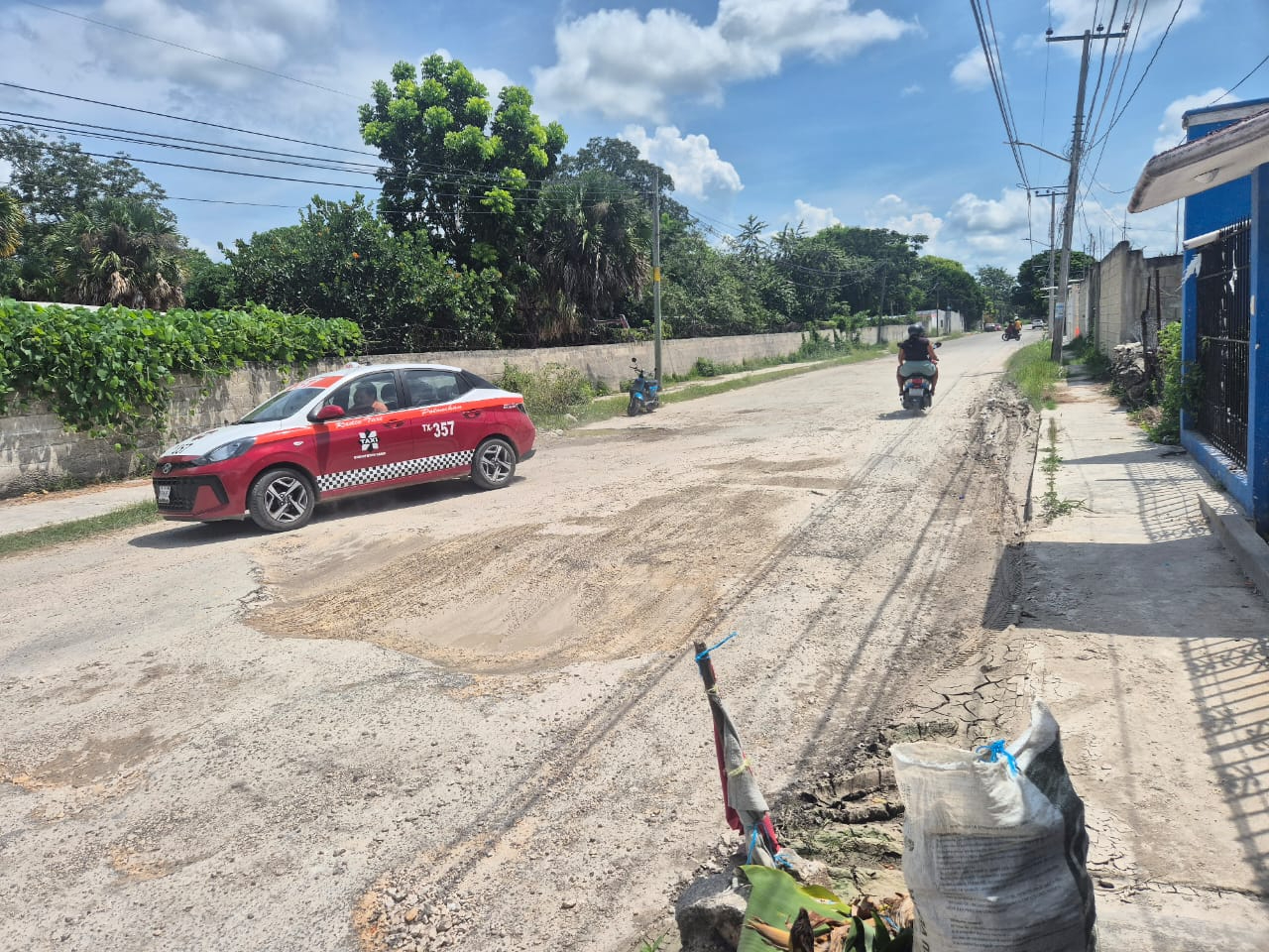 Conductores, motociclistas y peatones corren riesgo al transitar por la zona.