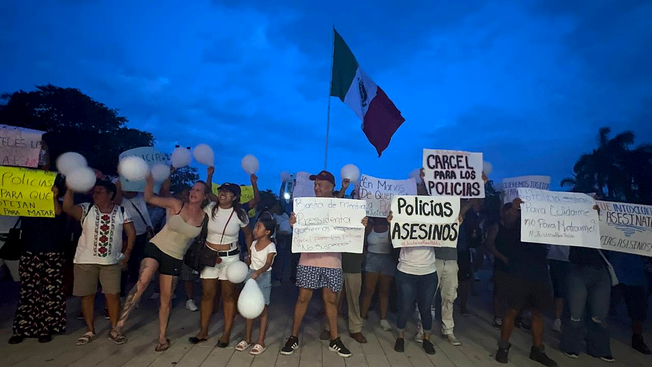Familiares, amigos y compañeros del pescador Pablo marcharon en Playa del Carmen.