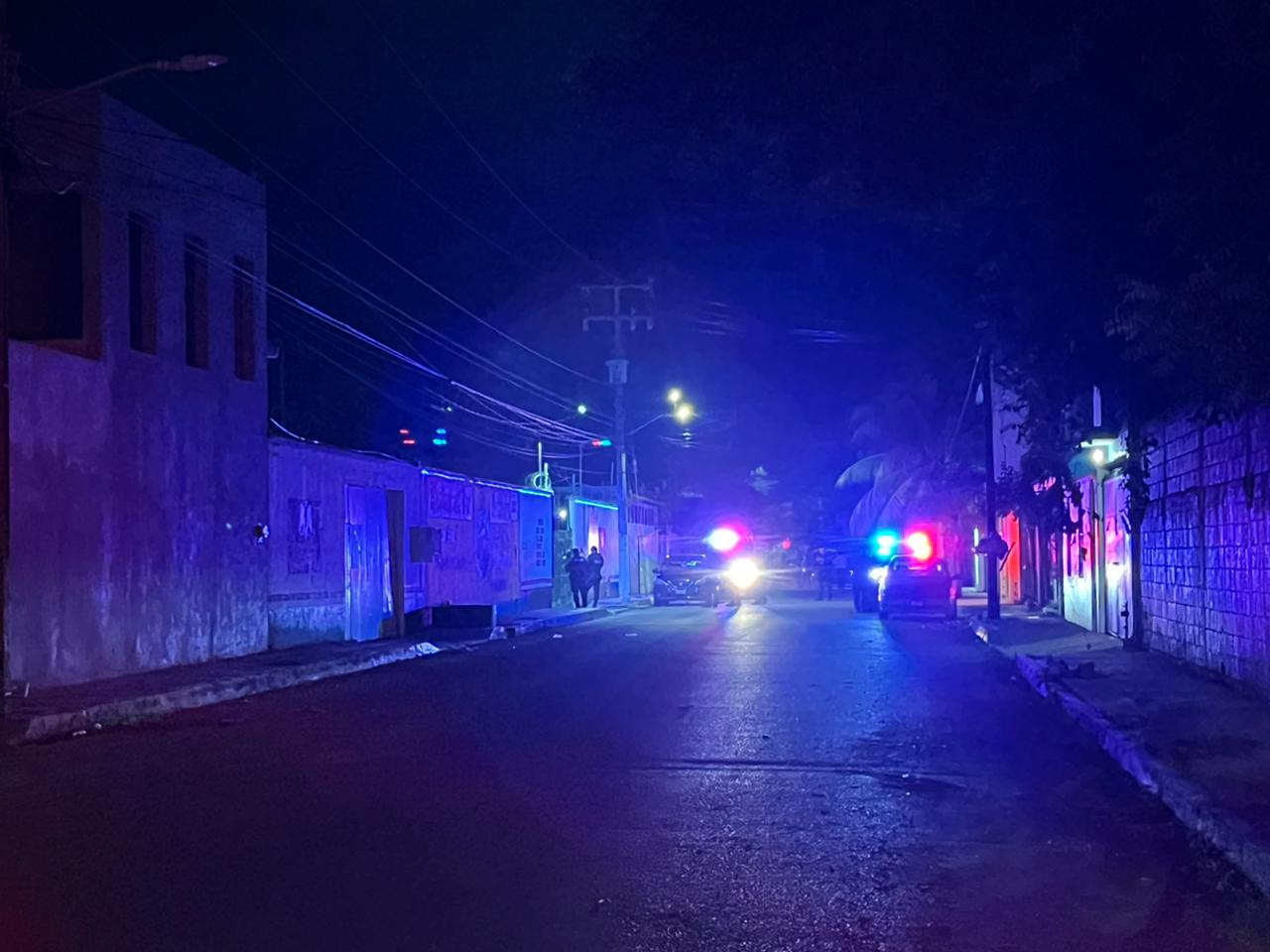 Los agresores llegaron en motocicleta, dispararon contra la fachada del bar y huyeron.