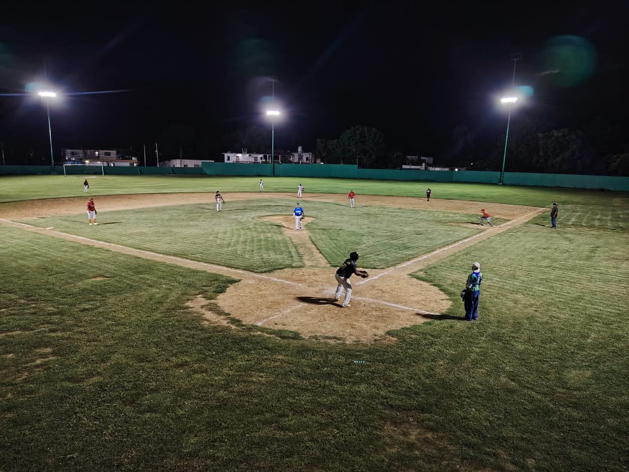 Se vivió un gran partido de softball en el campo.