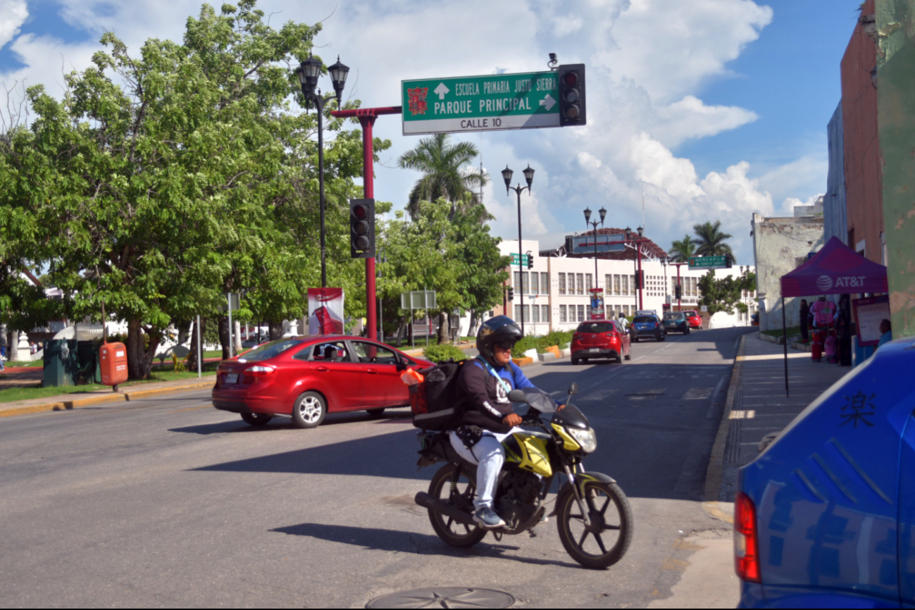 Una falla en la red de la CFE dejó sin electricidad a los 13 municipios de Campeche.