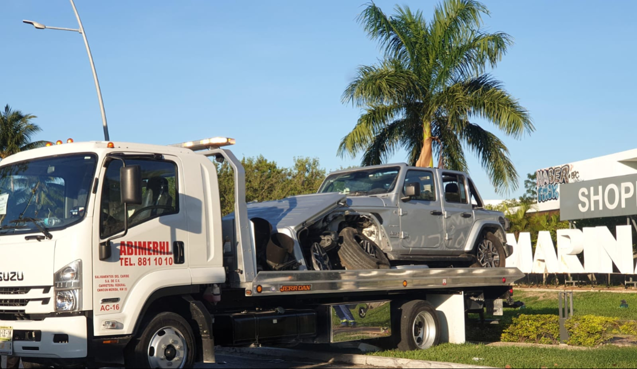 Una joven perdió el control de su Jeep Wrangler gris y derribó un semáforo en el kilómetro 1.5 del Boulevard Kukulcán en Cancún.
