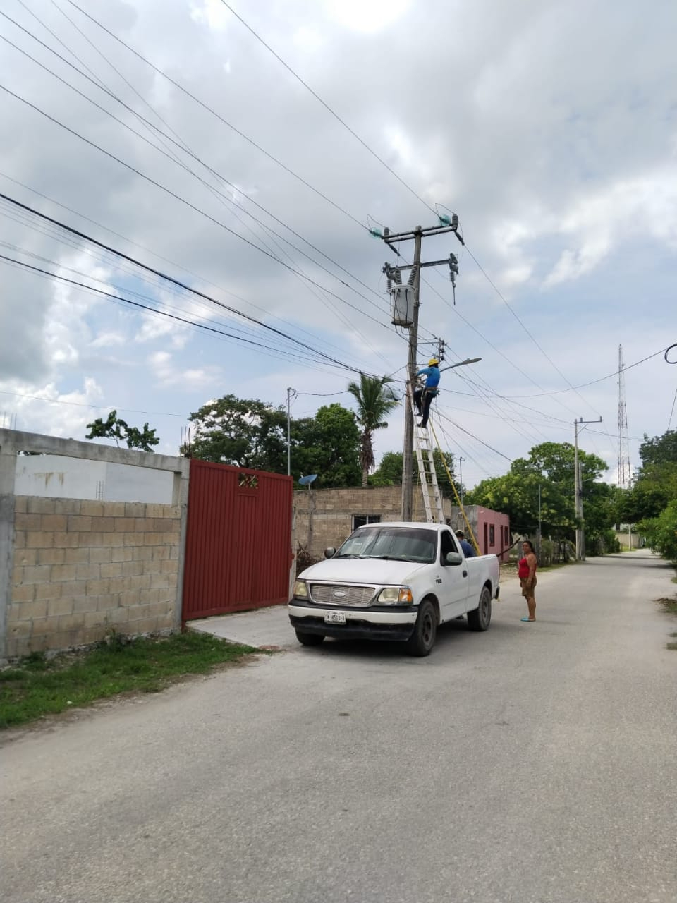 Vecinos de Sabancuy exigen a CFE mejorar servicio tras apagón de más de 15 horas