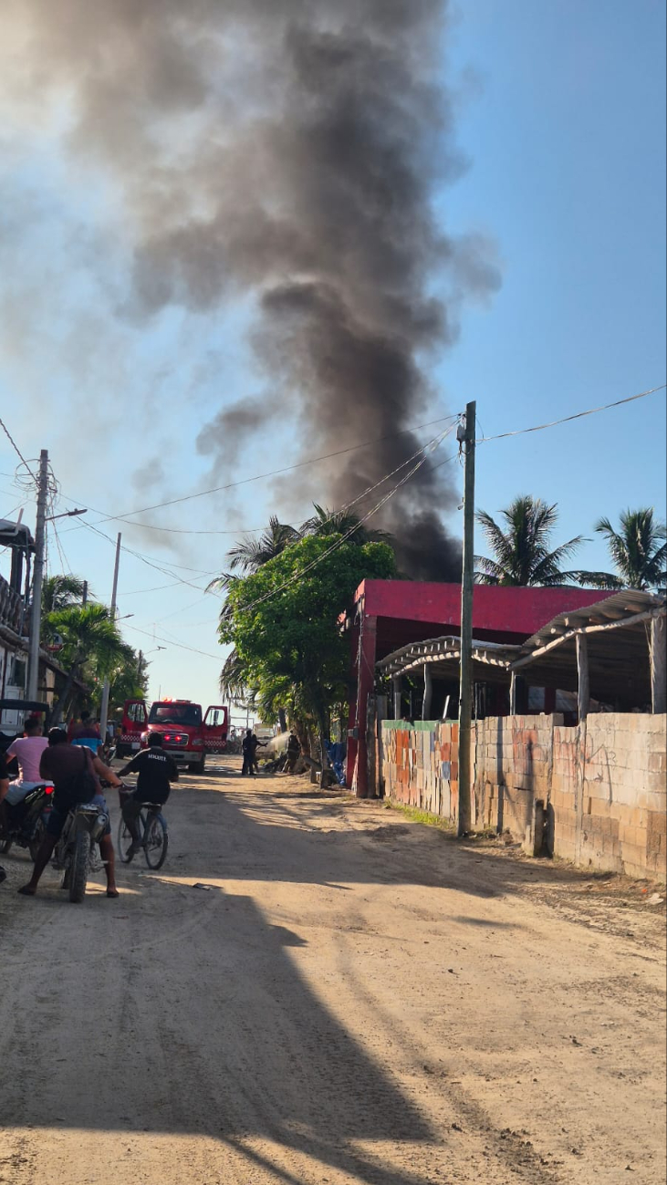 Incendio en hotel de Holbox causa evacuación y movilización de cuerpos de emergencia