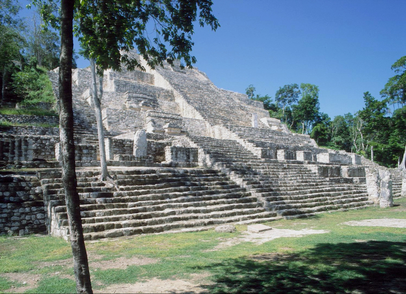 INAH mantiene trabajos de limpieza en sitios arqueológicos de Campeche