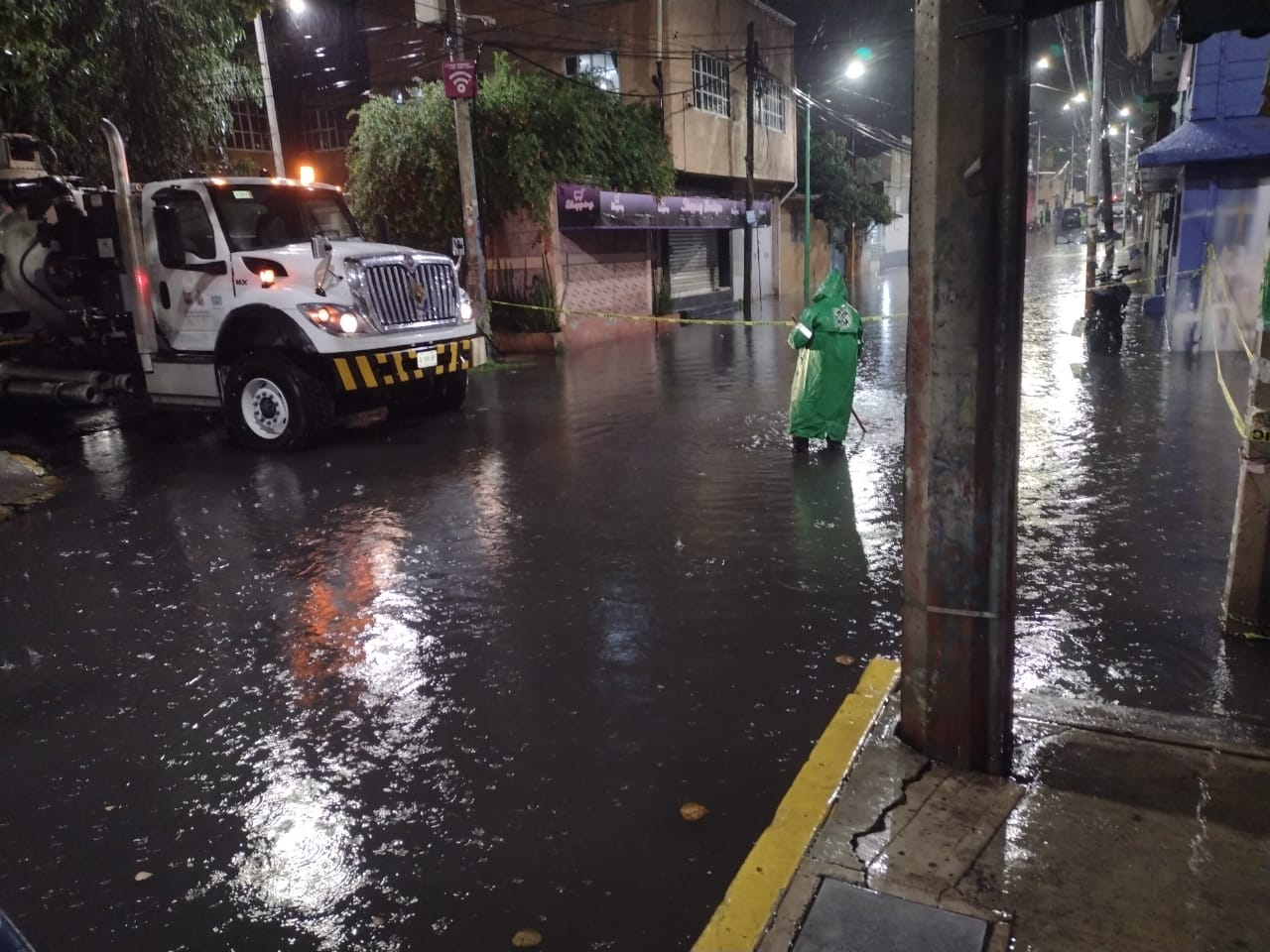 Lluvias del sábado 27 de septiembre en la CDMX colapsan todos los servicios.