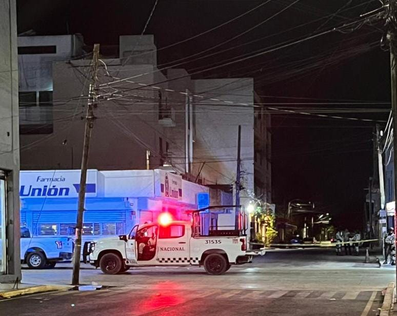 Unidades oficiales se desplegaron alrededor del establecimiento, bloqueando parcialmente el tránsito vehicular en la zona