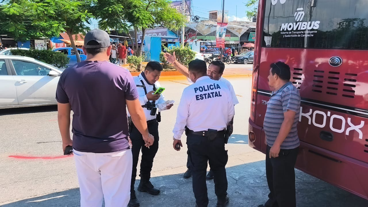 Ambos conductores discutieron en plena vía pública sin aceptar la responsabilidad.