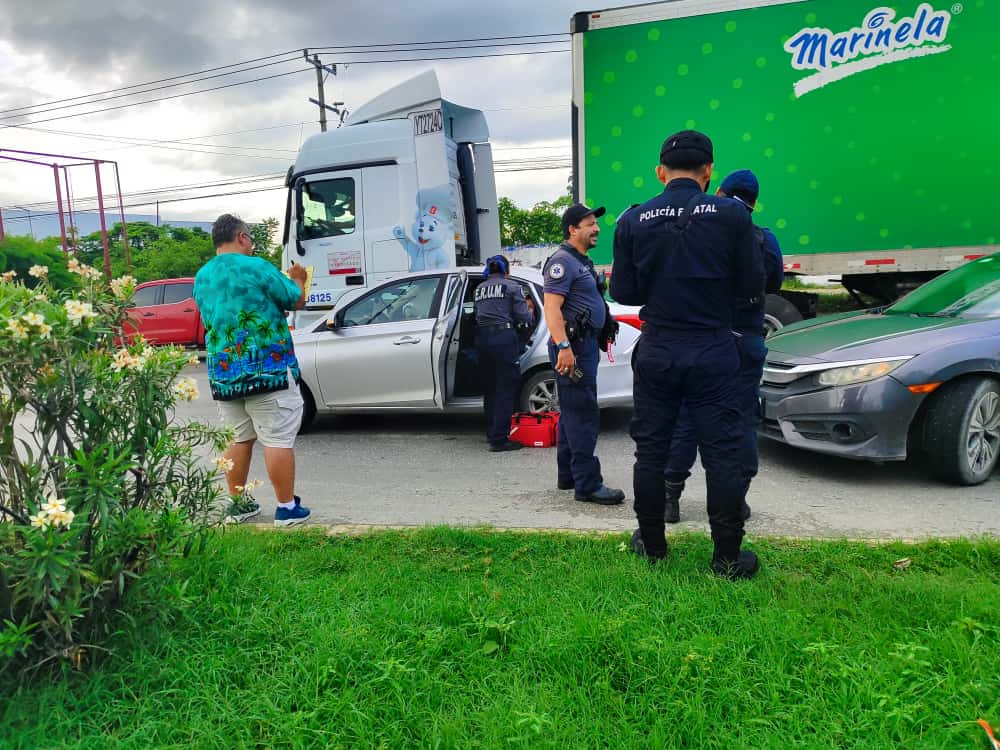 Elementos de la Policía Estatal y del ERUM atendieron a los accidentados.
