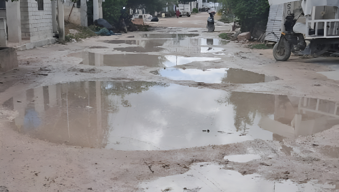 Habitantes de Isla Arena, Calkiní, denunciaron que sus calles están “peores que un chiquero de cochinos” y totalmente intransitables por las lluvias.