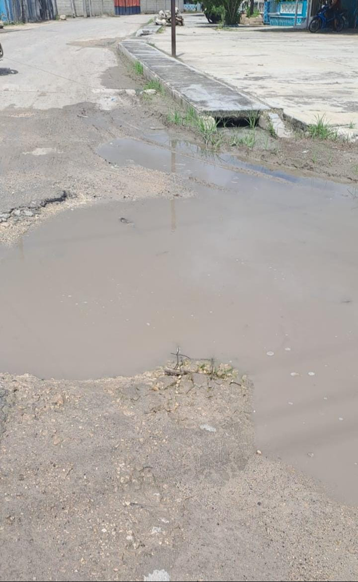 Los pobladores denuncian que las autoridades de obras públicas no han atendido el problema.