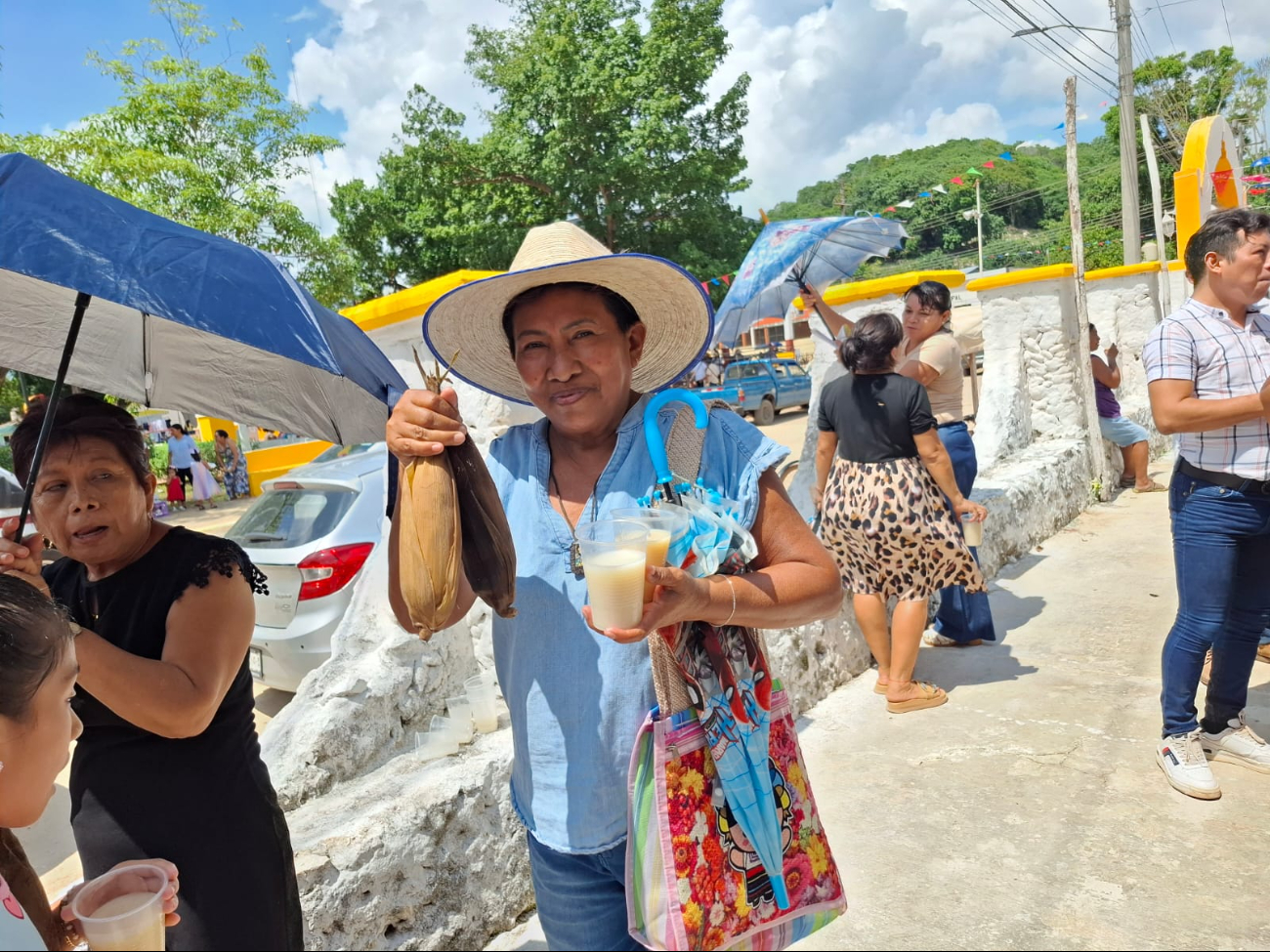 on 3,550 elotes, Tinún cumple promesa de la primicia del maíz pese a la sequía