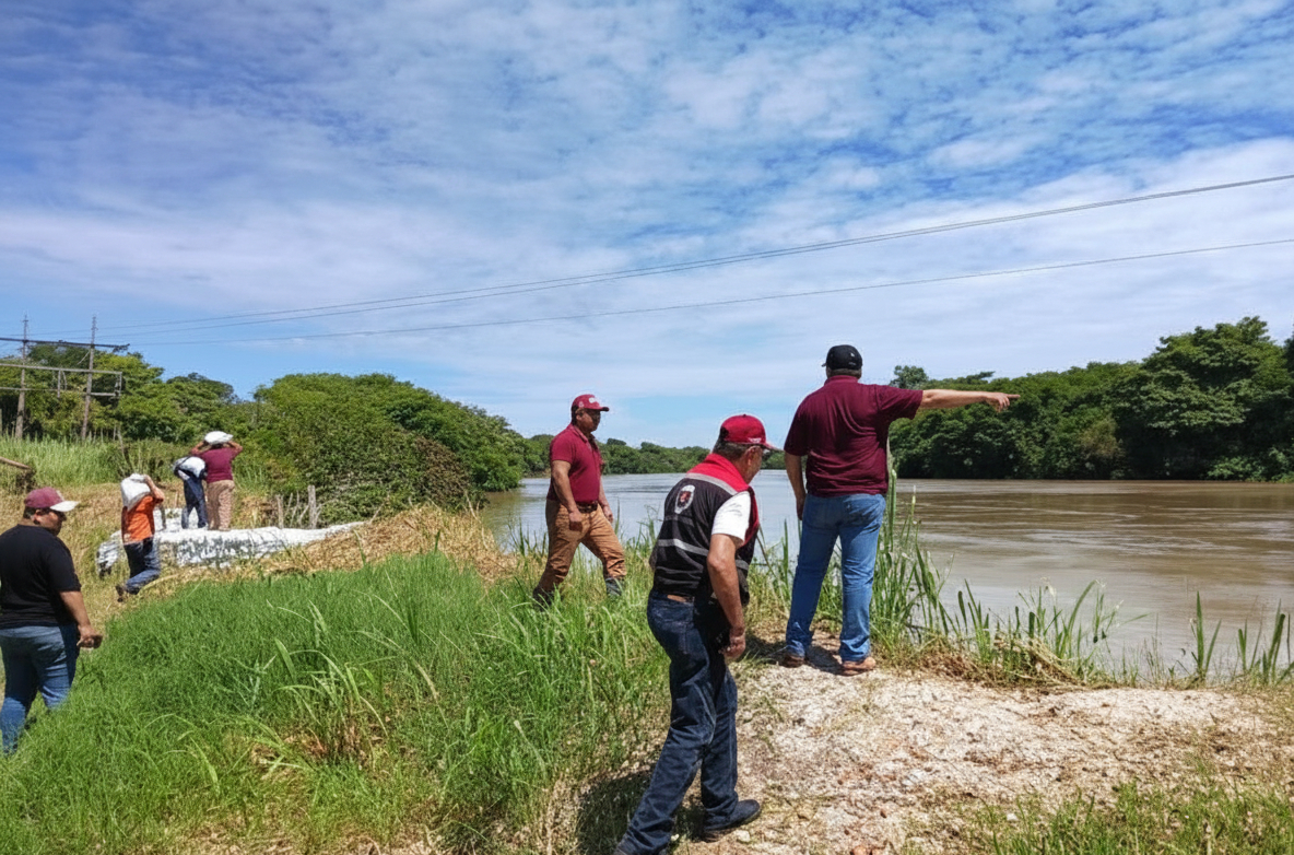 Protección Civil Campeche descarta riesgo de evacuación, aunque refuerza bordos y coloca costalillas.