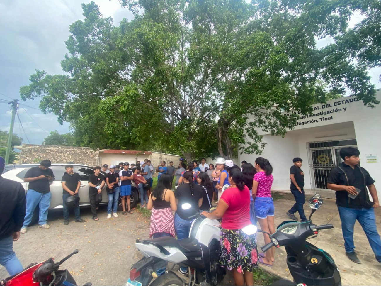 Se realizó una protesta en la sede de la FGE en Ticul