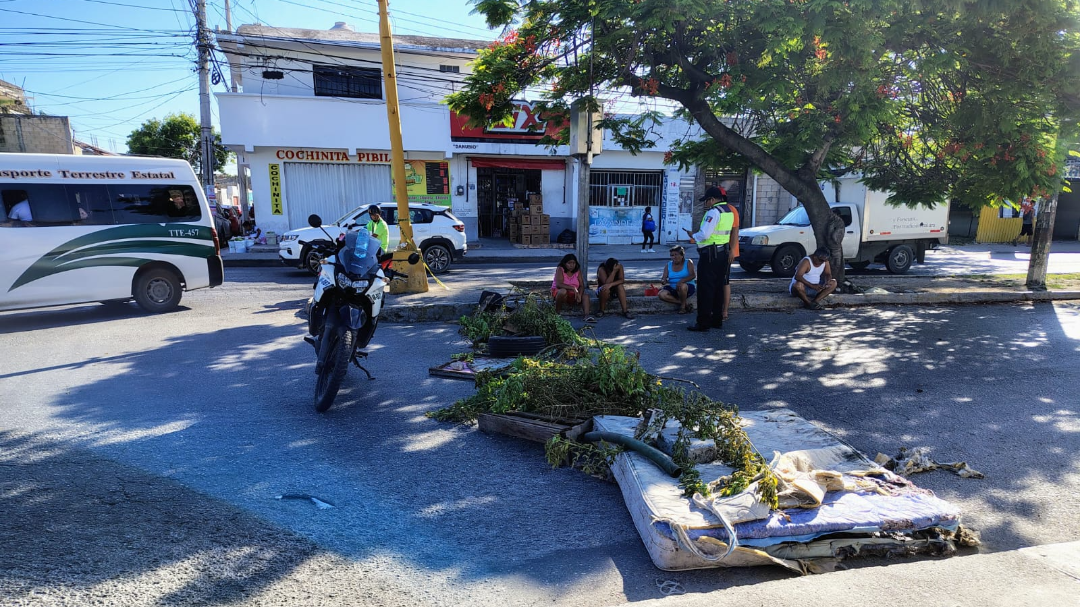 Vecinos de la SM 67 de Cancún bloquean la avenida Tulum con Ruta 5 por falta de energía eléctrica