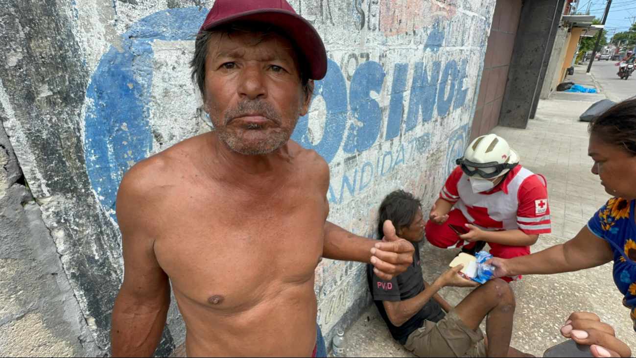 Vecinos lo auxiliaron, bañándolo, cortándole el cabello y dándole ropa limpia.