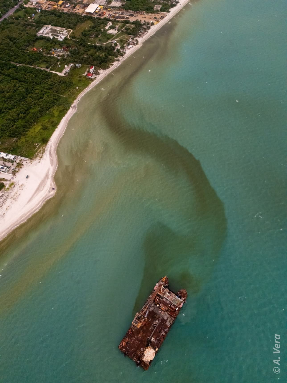 Barco varado en Ciudad del Carmen genera nuevo desastre ambiental Barco varado en Ciudad del Carmen genera nuevo desastre ambiental