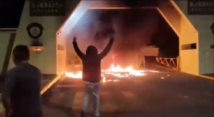 El ataque se produjo entre ocho y nueve de la noche en la base militar El ataque se produjo entre ocho y nueve de la noche en la base militar
