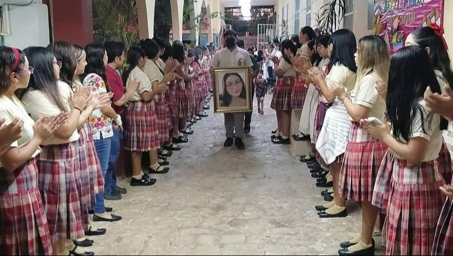 Con homenaje póstumo despiden a joven estudiante en la Normal de Calkiní