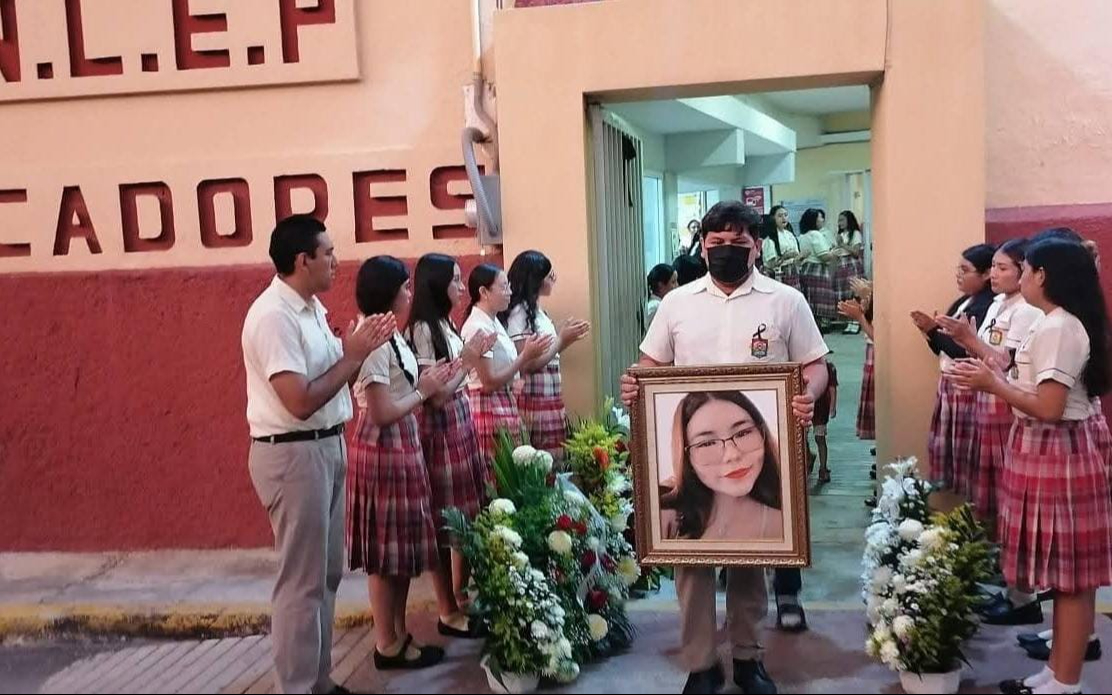Despedida entre lágrimas a Deyli Caamal, alumna normalista de Calkiní