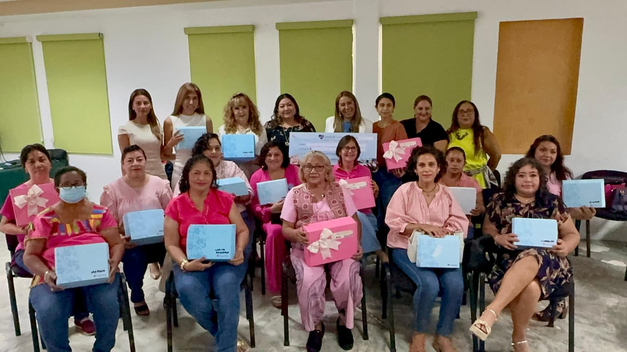 El programa Carril Rosa ofrece terapias acuáticas para mujeres en tratamiento contra el cáncer de mama.