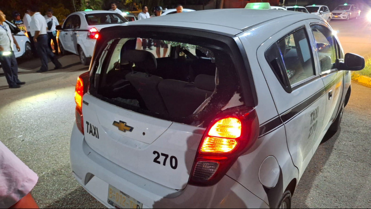 El taxista terminó con el medallón destruido.