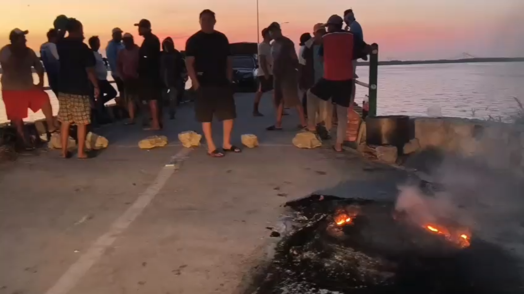 Escuelas cerradas en Isla Arena tras bloqueo de pescadores por depredación marina
