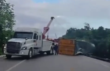 Las grúas maniobraron para poder retirar la caja del tráiler.