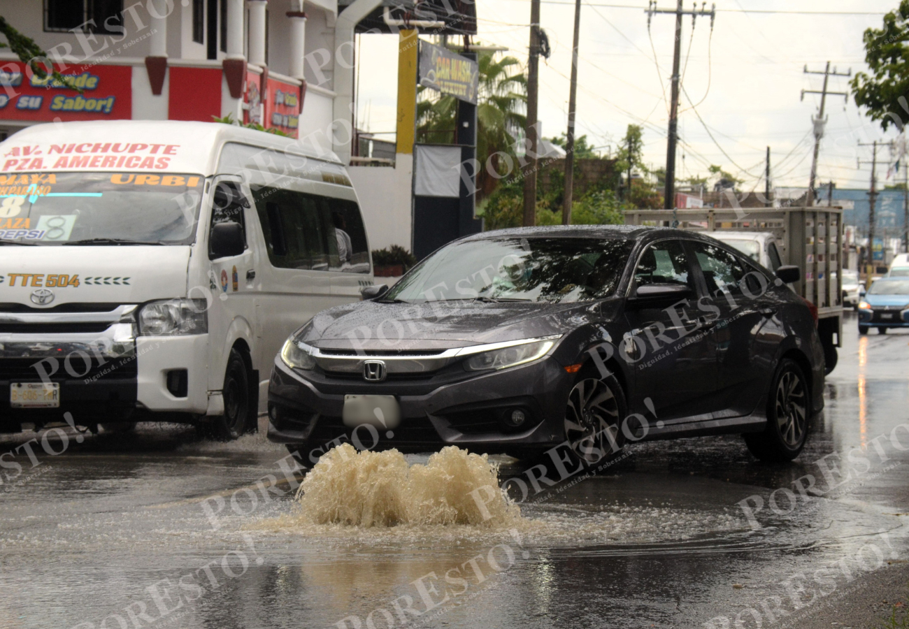 Los automovilistas que circularon por la zona tuvieron que esquivar el encharcamiento, lo que causó embotellamientos y riesgo de accidentes