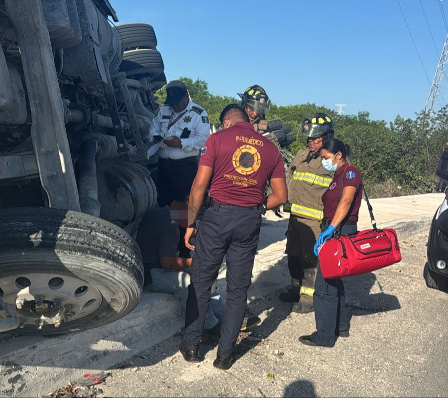 El conductor fue llevado a un hospital debido a las lesiones que sufrió en el accidente