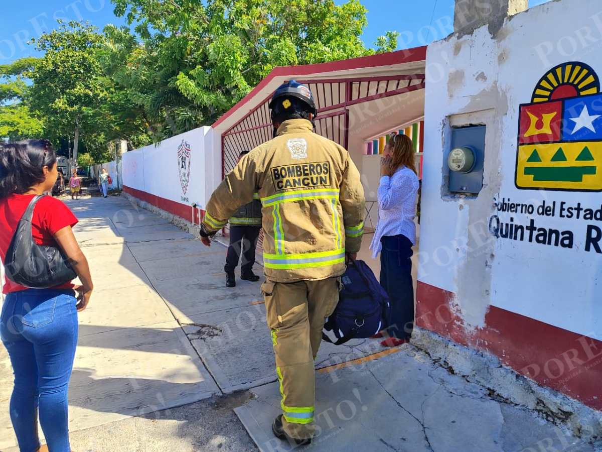 El Cuerpo de Bomberos acudieron de inmediato al plantel al momento de recibir el reporte El Cuerpo de Bomberos acudieron de inmediato al plantel al momento de recibir el reporte