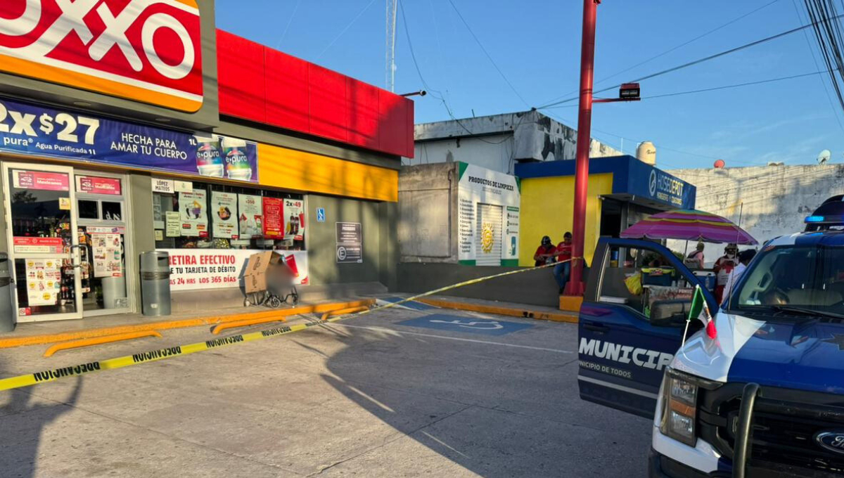 Hallan sin vida a hombre en situación de calle frente a tienda Oxxo en Campeche Hallan sin vida a hombre en situación de calle frente a tienda Oxxo en Campeche