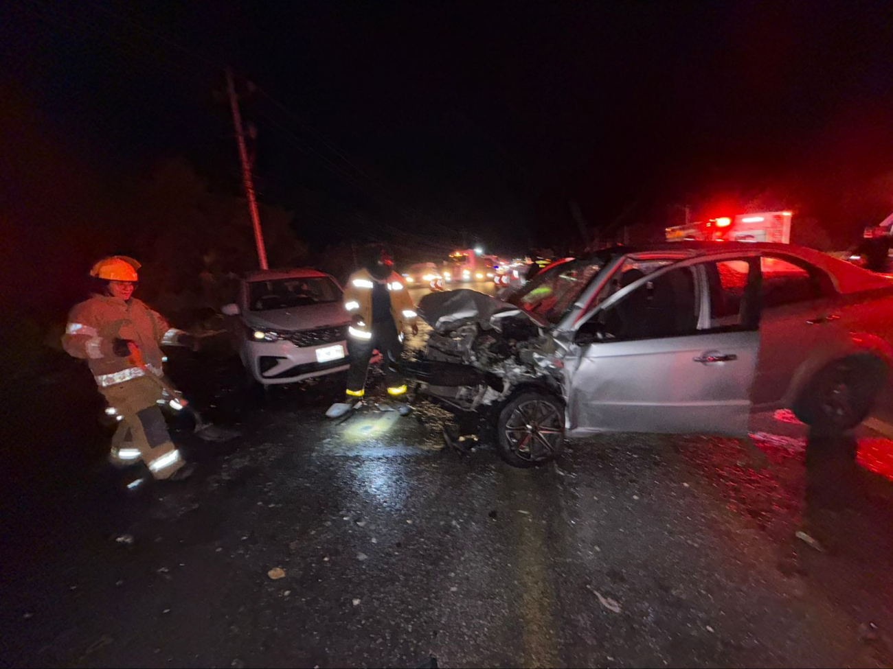 Los autos involucrados terminaron severamente daños tras el impacto. Los autos involucrados terminaron severamente daños tras el impacto.