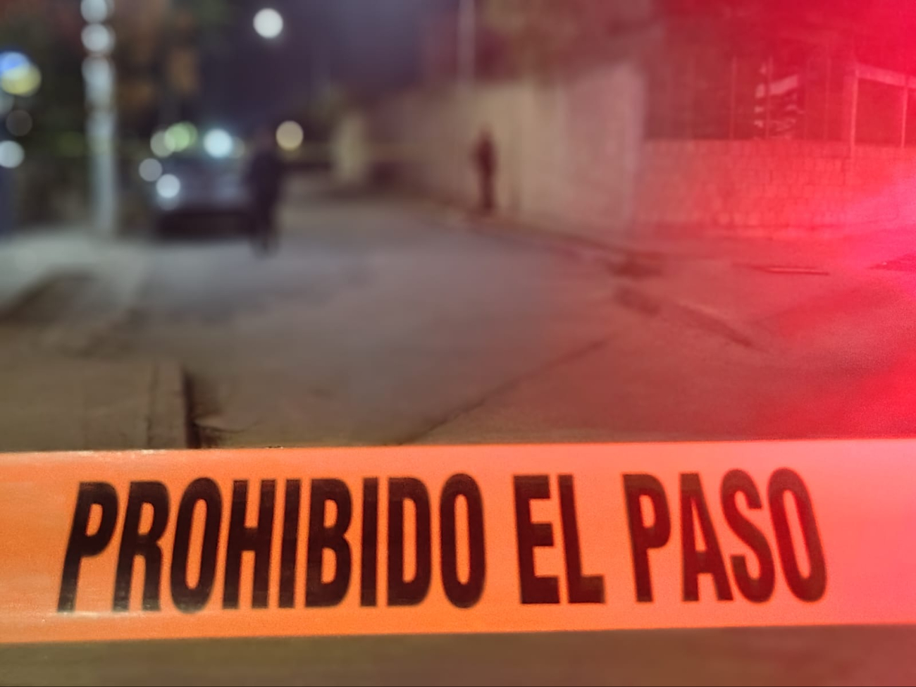 Los elementos policiacos acordonaron la zona para resguardar la escena. Los elementos policiacos acordonaron la zona para resguardar la escena.
