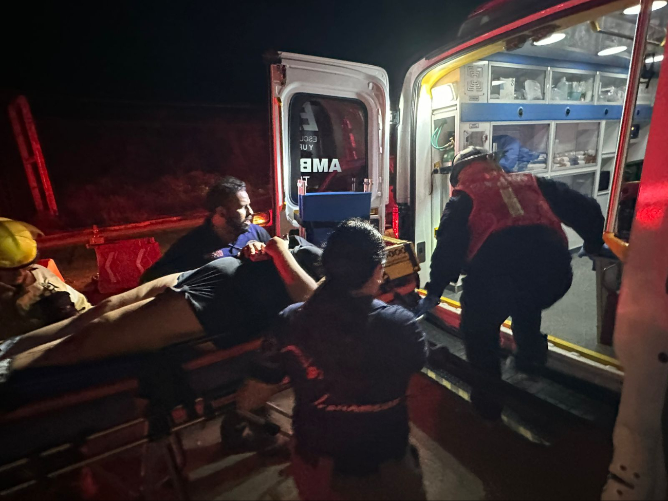 Los lesionados tuvieron que ser trasladados a un hospital para su atención. Los lesionados tuvieron que ser trasladados a un hospital para su atención.