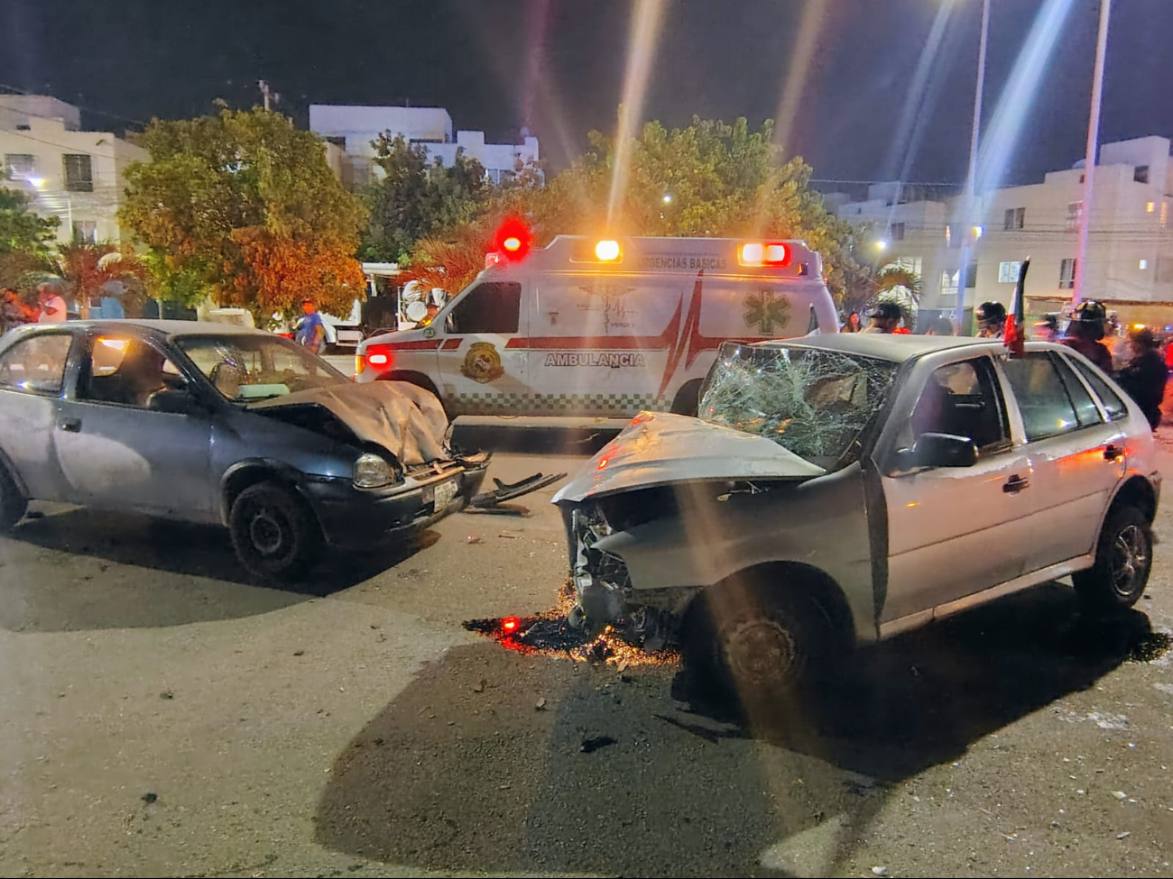 Aparatoso accidente vehicular en avenida La King deja varios lesionados y cuantiosos daños en Quintana Roo