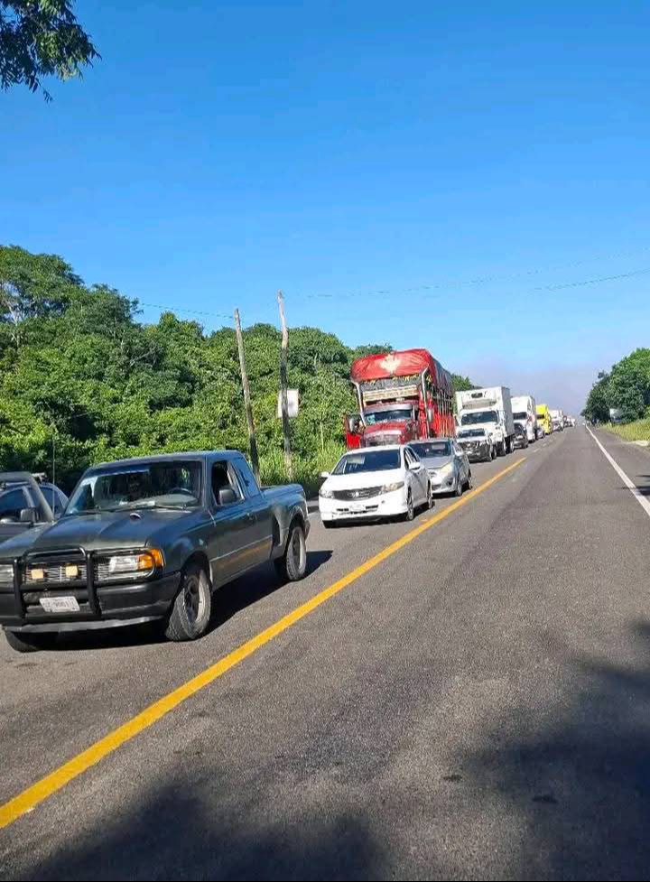Decenas de vehículos varados en la Escárcega–Chetumal por bloqueo de ejidatarios que exigen a la CFE resolver fallas eléctricas