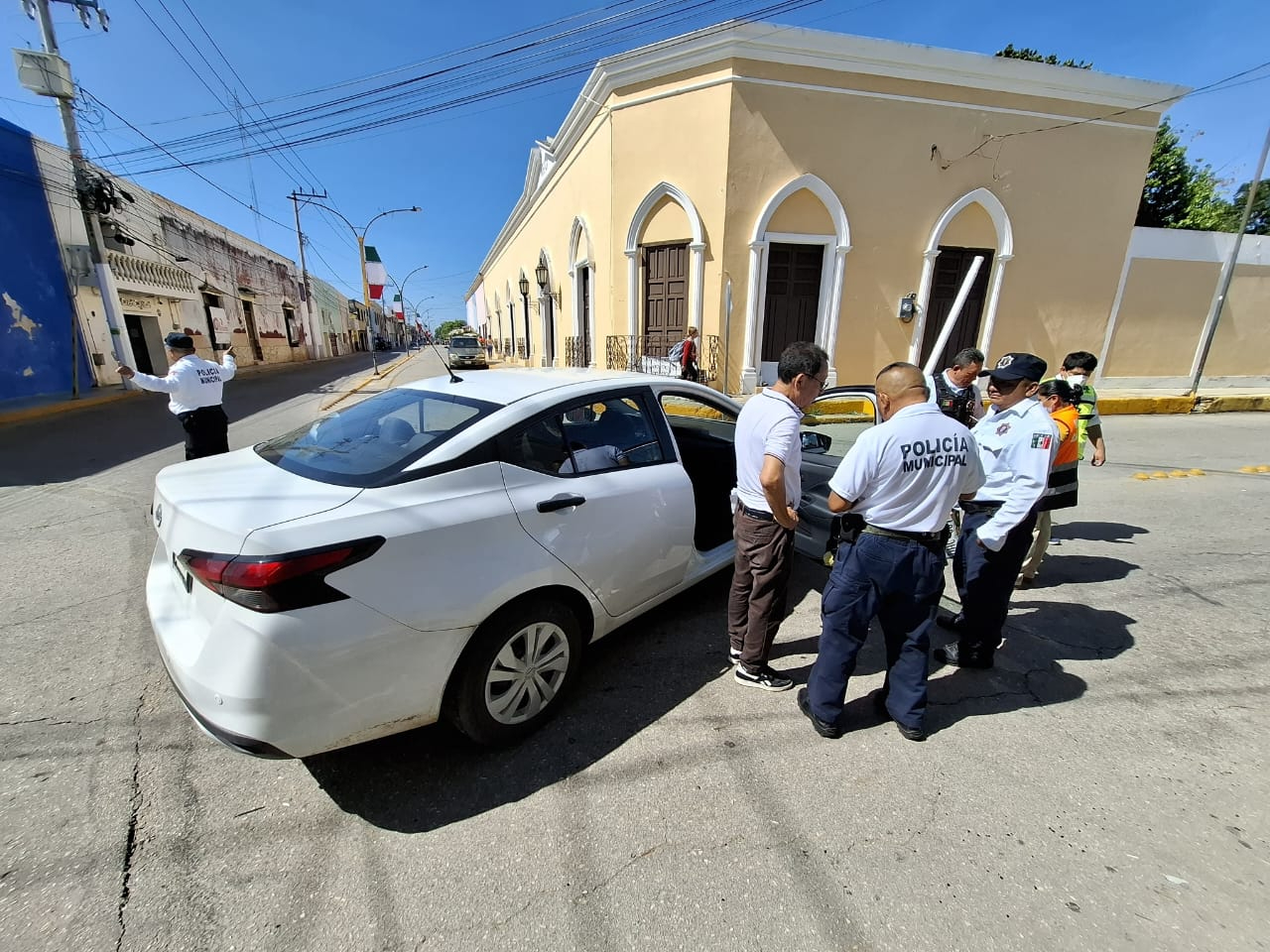 El conductor afectado, un maestro jubilado, sufrió lesiones leves.