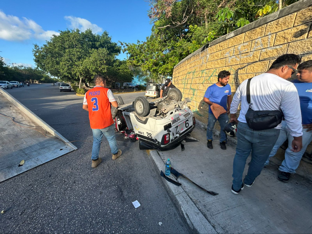 El mototaxista logró salir del vehículo por sus propios medios y fue auxiliado por vecinos El mototaxista logró salir del vehículo por sus propios medios y fue auxiliado por vecinos