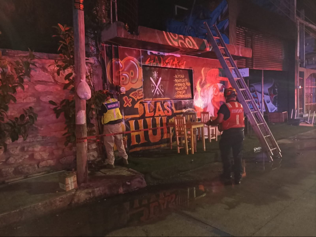La dueña del negocio aún afectada por perder su local, agredió al Cuerpo de Bomberos tras apagar las llamas La dueña del negocio aún afectada por perder su local, agredió al Cuerpo de Bomberos tras apagar las llamas
